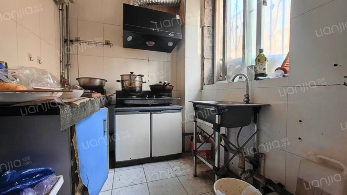 名流五期集中供暖一层，出门德信公园-厨房