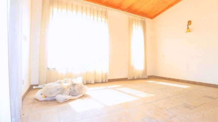 临水系独栋别墅，诚意出售，房本在手，随时过户.-卧室C