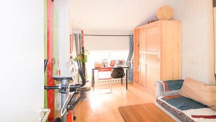 房子位于松山区广场路，1层到五层，层高12米-卧室B