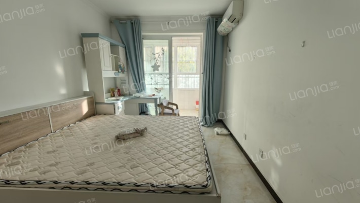 板楼一层带院，南北通透两居。有装修-卧室A