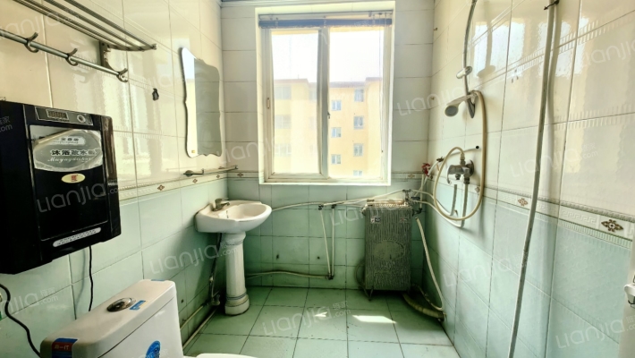 范阳路主干道，集中供暖大三居，配套齐全-卫生间A