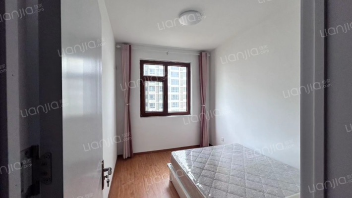 金品时代院内南北三居，简单装修，房本满二-卧室C