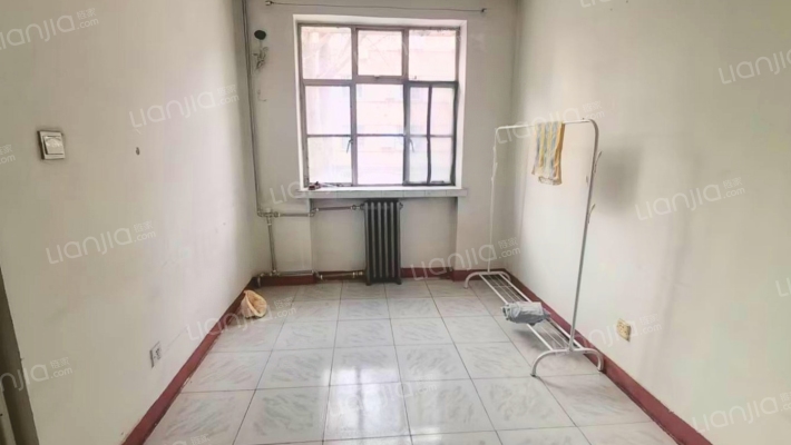 低楼层，全南两居室，带简单装修。-客厅