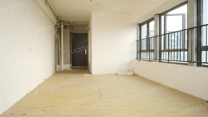 龙湖次新小区，业主安心卖，距离轻轨站900米-卧室