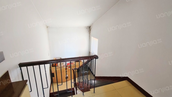 此房跃层复式、楼上楼下南北通透户型好、无遮挡采光好-楼梯间