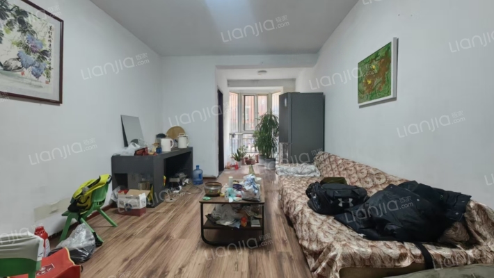 名流五期集中供暖一层，出门德信公园-客厅