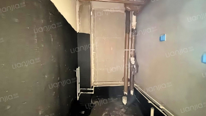 中低楼层 毛坯大三居 地理位置优越交通便利-卫生间A