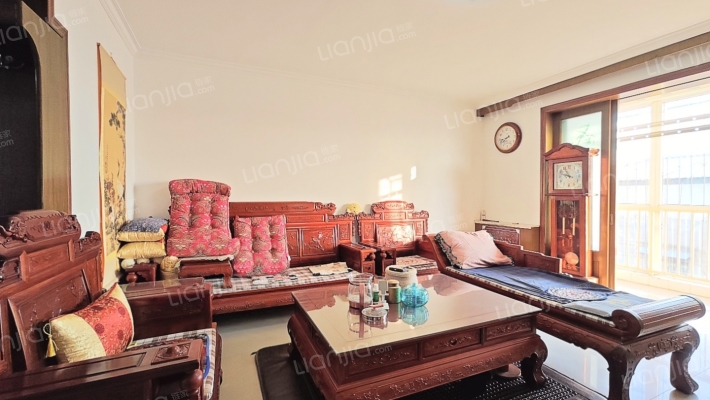 中间楼层采光好，南北通透好户型的精装两居-客厅