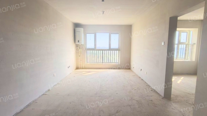 急售三利C区朝南两居，毛坯满二，价格33万可小叨。-客厅