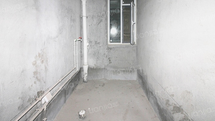 龙湖山庄毛坯房室内直通地下室带车位包更名带院子70平-卫生间A