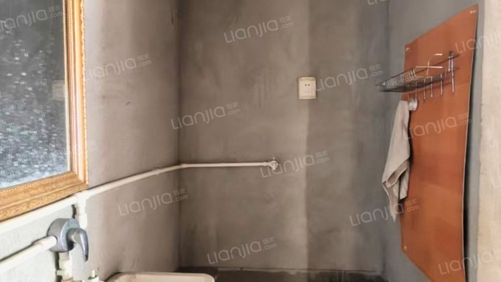 急售三利一期朝南两居，满五唯一，价格美丽-洗手间