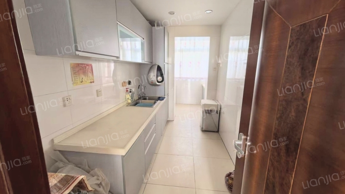 此房有本满五年，房本交易，南北通透格局，社区安静-厨房