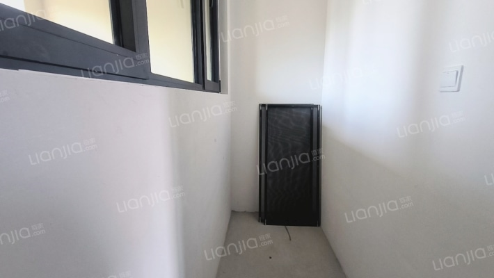 高新区中冶二期大三居，南北通透，无遮挡-储物间