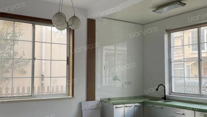 房子精装修拎包入住，房本满五税费低，小区环境好-厨房