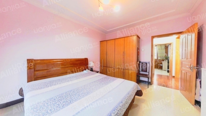 此房为南北通透户型，中间楼层，户型方正，公摊小。-卧室B