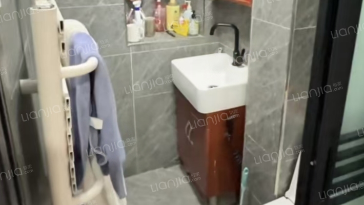 精装修拎包入住，全南两居室，全天采光无遮挡。-卫生间