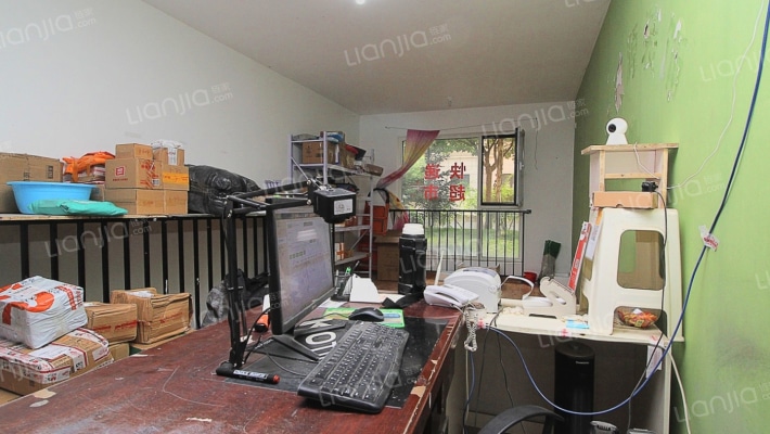 南北通透三居带下跃，社区中间楼栋，房本满2，诚意售-客厅