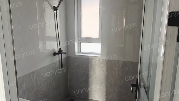 社区规模大 绿化高 幸福物业上市公司，24小时保安！-淋浴间