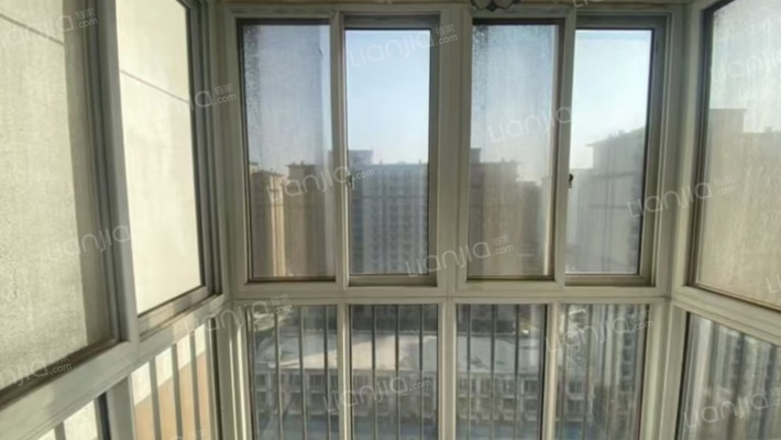 70年大产权，南北两居，满两年税少，带装修-阳台