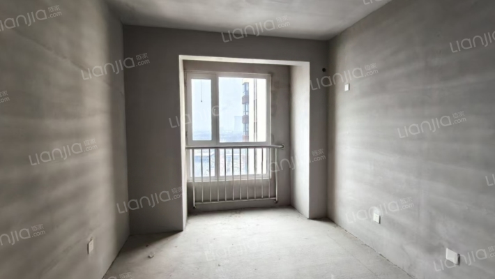 急售三利一期大四居，毛坯好装修，价格美丽-卧室C