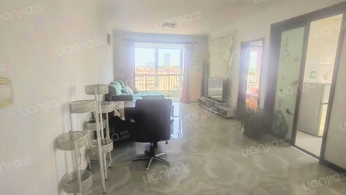 业主移民国外 诚心出售，价格可聊，适合刚需自住-客厅