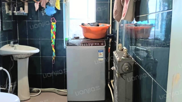 行宫小区 3室1厅 南 北-卫生间