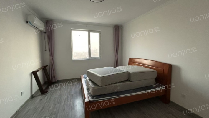 华阳路集中供暖电梯房 中高楼层，三居室-卧室B