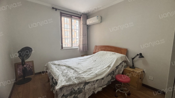 业主急售 房子精装修，挨着德信公园 公摊面积小-卧室C