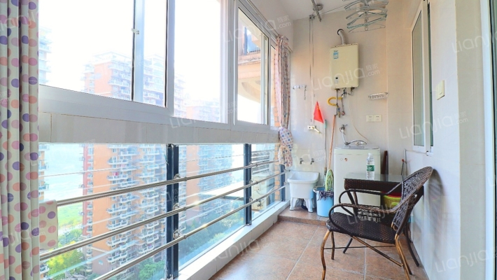滨江国际住家装修大一室一厅一厨一卫出售-阳台