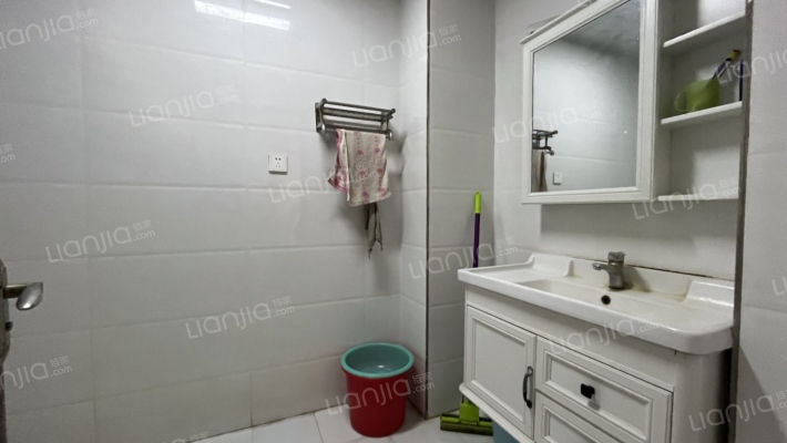 鸿坤小三居，满二，带装修，低楼层，出行方便-卫生间