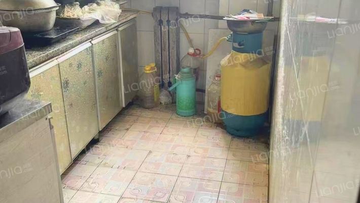 华阳小区多层板楼集中供暖，南北通透、明厨、明卫-厨房