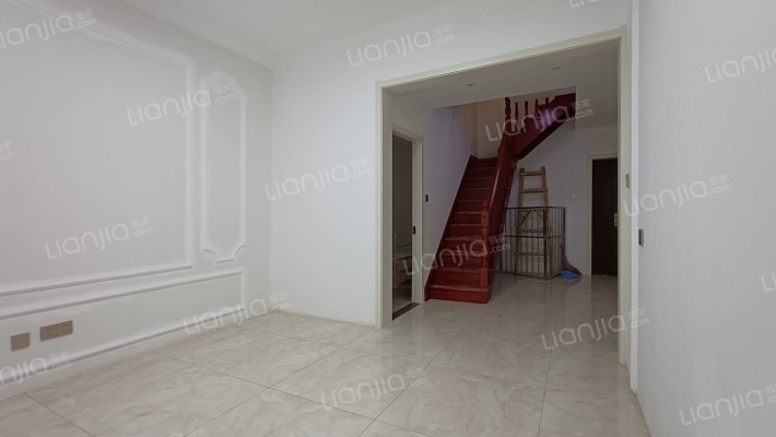 钻石商圈 御景园优质大两居  两层的利用空间 居住舒适-客厅B