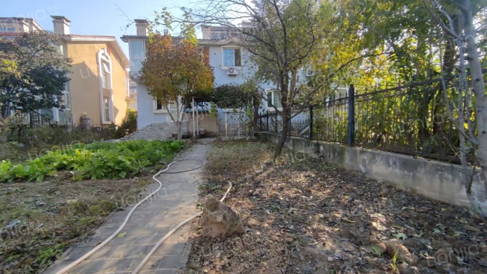 房主出国诚意出售闲置别墅，院子大，带装修拎包入住-入户花园