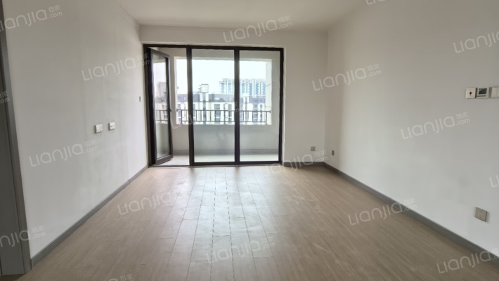 小区C位观景位置，凤凰楼层，采光视野开阔-客厅