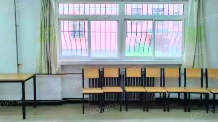 范阳路，板楼南北通透三居，交通方便-客厅