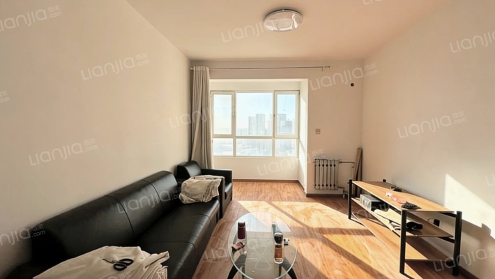 此房房本满五年税费低，采光没有遮挡 集中供暖-客厅