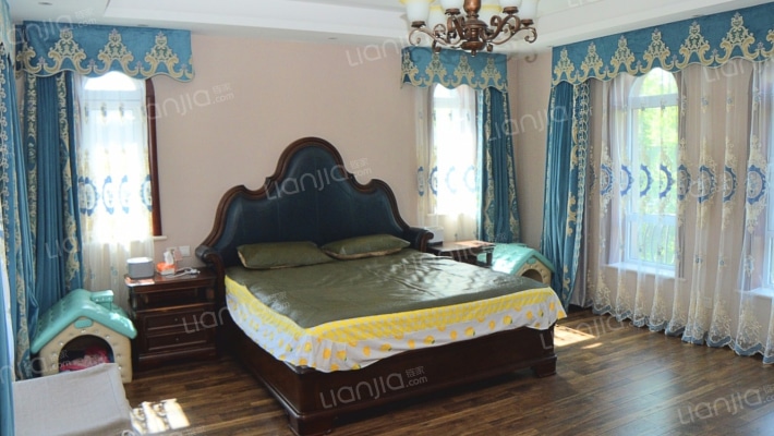 业主急售 爱丁堡 院子120平 南入户 上下三层 房本满2-卧室D