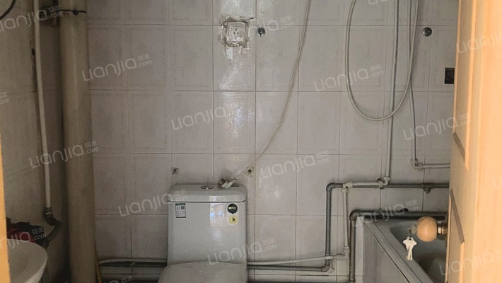 房本满五，南北通透，跃层，有小房。。。。。。。。。-卫生间B