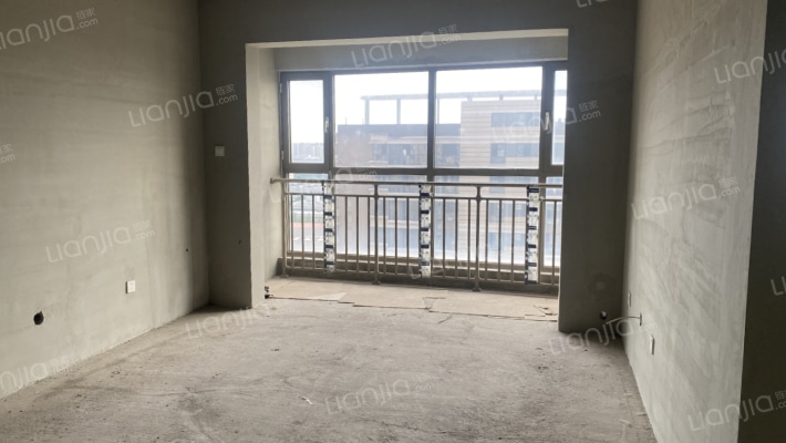 全南两居毛坯房，高楼层，采光好，无遮挡。-客厅