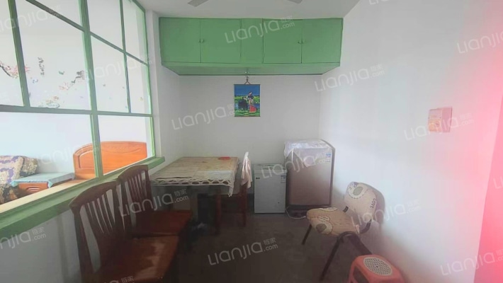 南北通透两居，采光好，视野好，地理位置优越-客厅