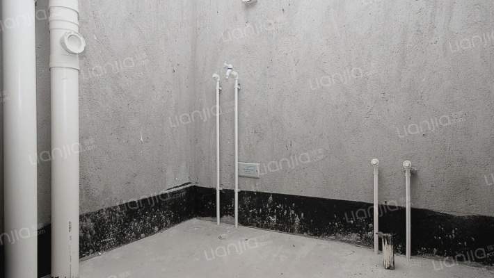 朝阳经典小三居，采光好，视野好，小区环境好-卫生间