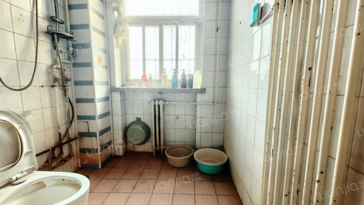 华阳桥东，二康北门，金地小区南北通透大三居-卫生间B