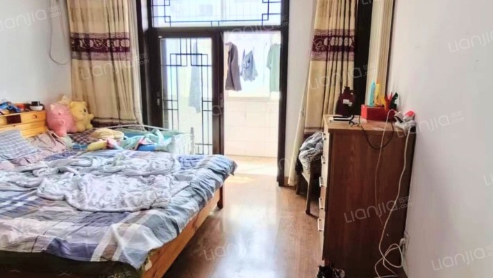 此房楼层好，南北通透大三居，室内面积大-卧室A