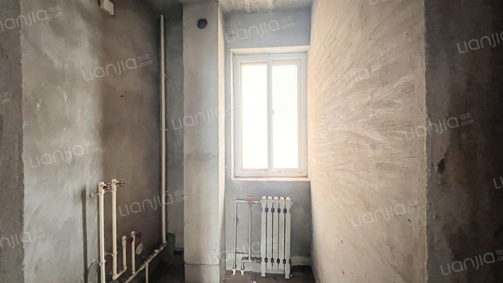 此房满五税费低一梯两户电梯房交通便利。5+6跃层-卫生间B