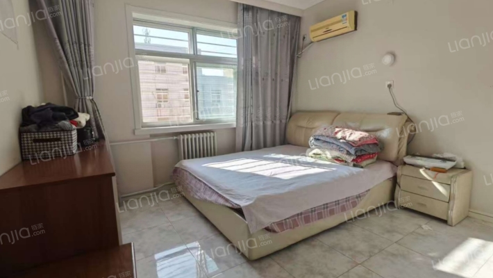 中间楼层，集中供暖，交通方便，精装修-卧室A