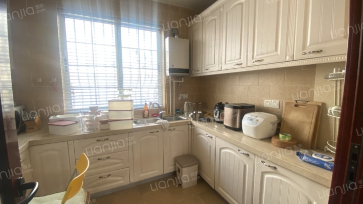 市区精装修的独栋别墅，带大院子，小区位置好-厨房