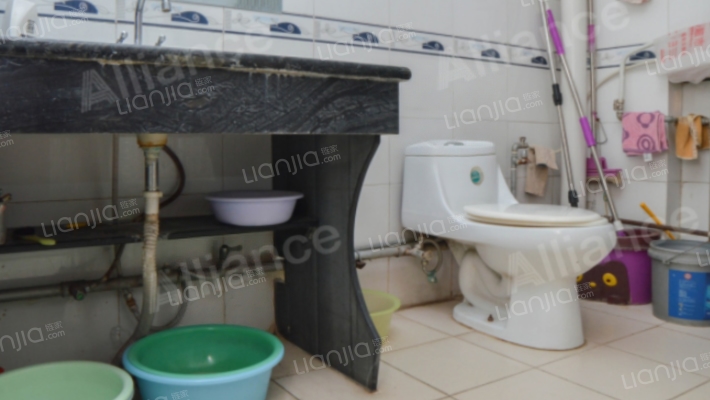 东兴北街光明小区南北通透大三居业主诚意出售-卫生间