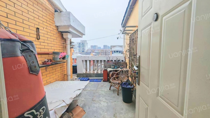 板楼，低密度小区，集中供暖，出门德信。-露台