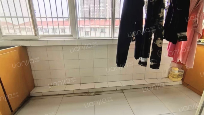 华阳公寓 南北通透大三居户型 带装修-阳台