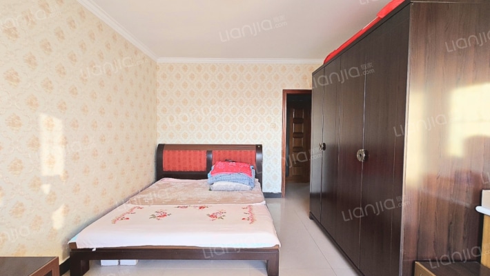 中间楼层采光好，南北通透好户型的精装两居-卧室A